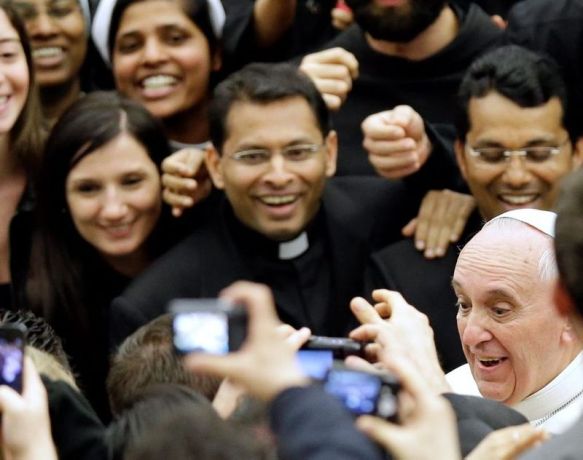 pope-francis-joins-the-crowd-to-pose-for-selfies