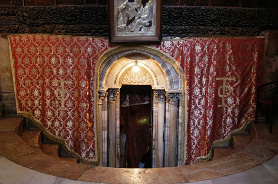 church-of-nativity-tomb-cc-waynemclean