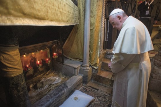 Vor-dem-Brand-Papst-Franziskus-in-der-Geburtsgrotte-1