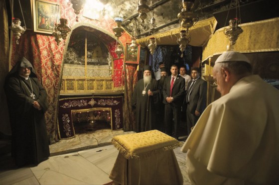 Vor-dem-Brand-Papst-Franziskus-in-der-Geburtsgrotte-2