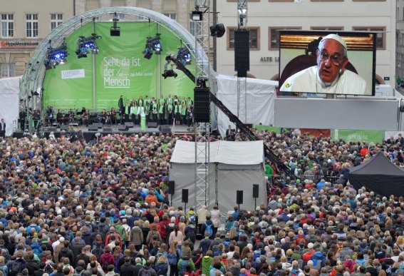 Papst Franziskus spricht am 25.05.2016 in einer Videobotschaft zur Eröffnung des 100. Katholikentages auf dem Marktplatz in Leipzig (Sachsen). Der 100 Deutsche Katholikentag findet vom 25. bis 29. Mai 2016 unter dem Leitspruch "Sehr, da ist der Mensch" in Leipzig statt. Foto: Hendrik Schmidt/dpa +++(c) dpa - Bildfunk+++