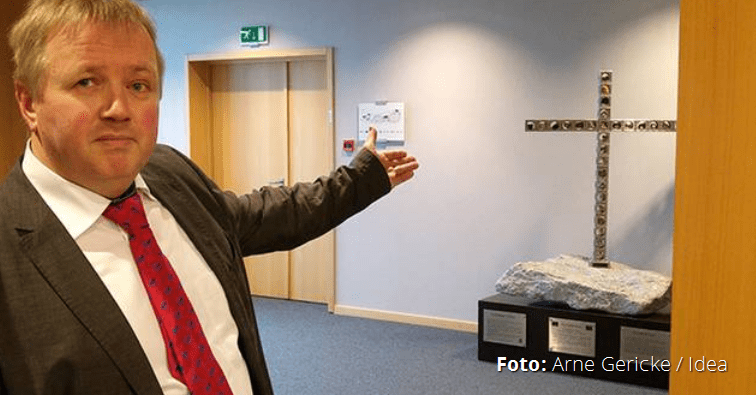 Enige kruis in Europees Parlement naar rommelkamer&nbsp;verplaatst