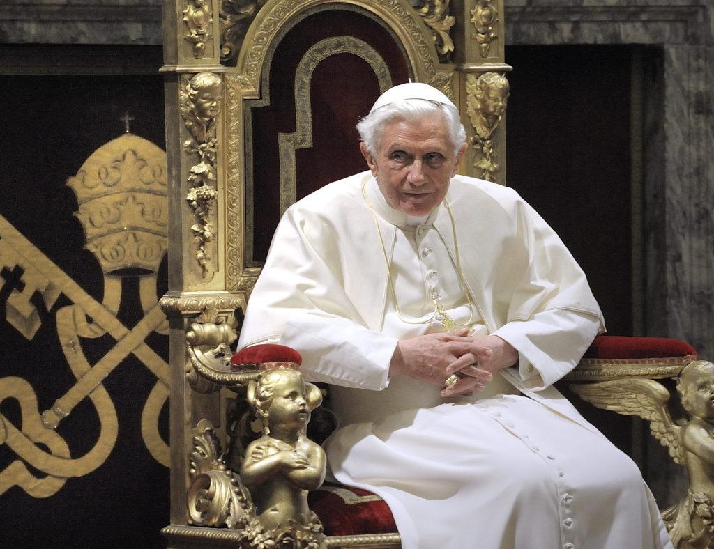 ‘Een echte bom’: Paus Benedictus wijst Bergoglio terecht: “Liturgie is bij Kardinaal Sarah in goede&nbsp;handen’