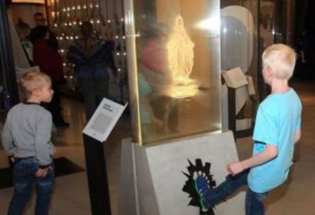 Schokkend: Nationaal Museum in Estland laat bezoekers een virtueel Mariabeeld&nbsp;vernielen