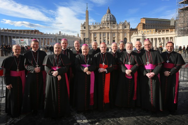 VATICAANSTAD - Groepsfoto van de voltallige Nederlandse bisschoppenconferentie voor de Sint-Pietersbasiliek tijdens het vijfdaagse Ad Limina-bezoek aan Rome. (VLNR) Jan van Burgsteden (hulpbisschop-emeritus Haarlem-Amsterdam), Jan Hendriks (hulpbisschop Haarlem-Amsterdam), Hans van den Hende (Rotterdam), Ted Hoogenboom (hulpbisschop Utrecht), Jan Liesen (bisschop Breda), Frans Wiertz (bisschop Roermond), Hans Nijhuis (Secretaris-Generaal Utrecht), kardinaal Wim Eijk (Utrecht), Antoon Hurkmans (bisschop 's Hertogenbosch), Rob Mutsaerts (hulpbisschop 's Hertogenbosch), Jos Punt (bisschop Haarlem-Amsterdam), Everard de Jong (hulpbisschop, Roermond), Gerard de Korte (bisschop Groningen-Leeuwarden) en Herman Woorts (hulpbisschop Utrecht). ANP RAMON MANGOLD