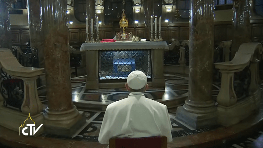 Bergoglio toonde geen eerbied en houding van gebed voor het uitgesteld Heilig Sacrament, tijdens zijn bezoek aan de Kathedraal van&nbsp;Milaan