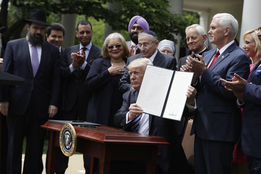 Trump tekent decreet dat christenen moet&nbsp;beschermen