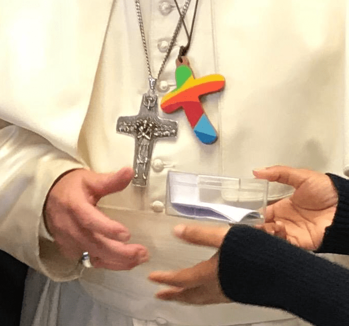 Bergoglio werd twee dagen geleden op de Jeugdsynode gespot met een soort ‘regenboog-pectoraalkruis’
