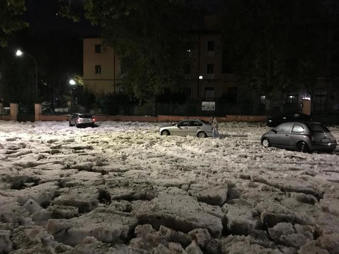 Zwaar onweer boven Rome afgelopen zondag: drijvend ijs in overstroomde&nbsp;straten