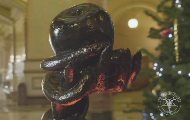 Kerstscène in Chicago, Illinois, aangevuld met Satanisch kunstwerk: “De groeten van&nbsp;Satan”