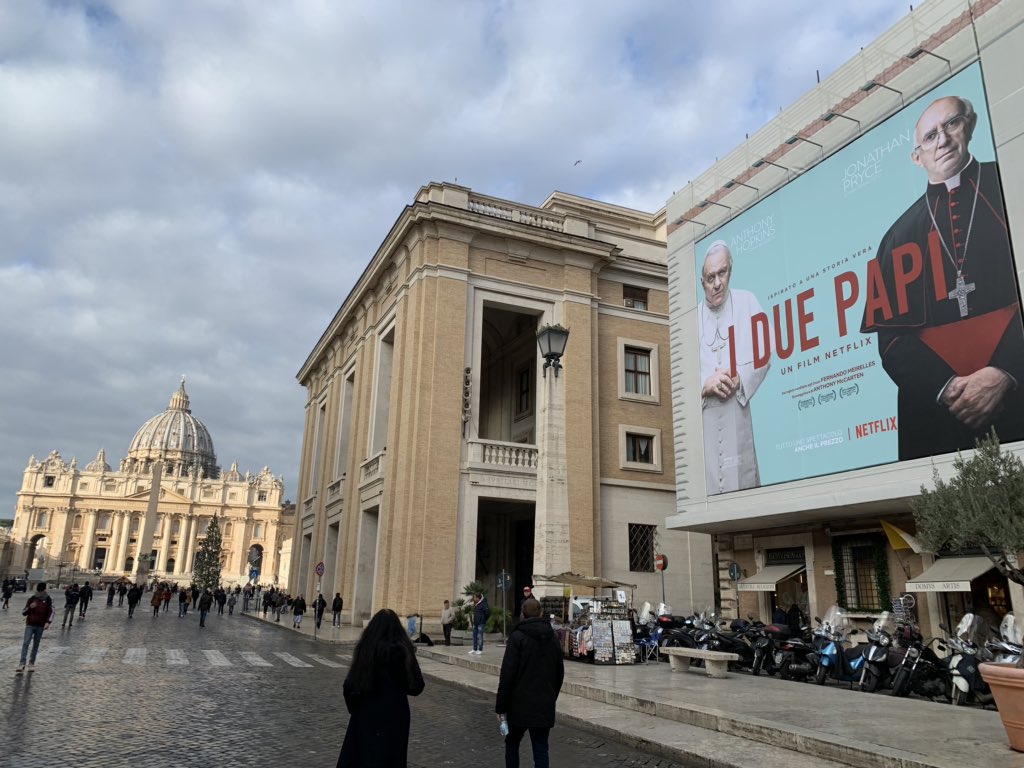 Gigantisch reclamebord voor de film ‘The Two Popes’ op Vaticaans gebouw, op boogscheut van Sint-Pietersplein