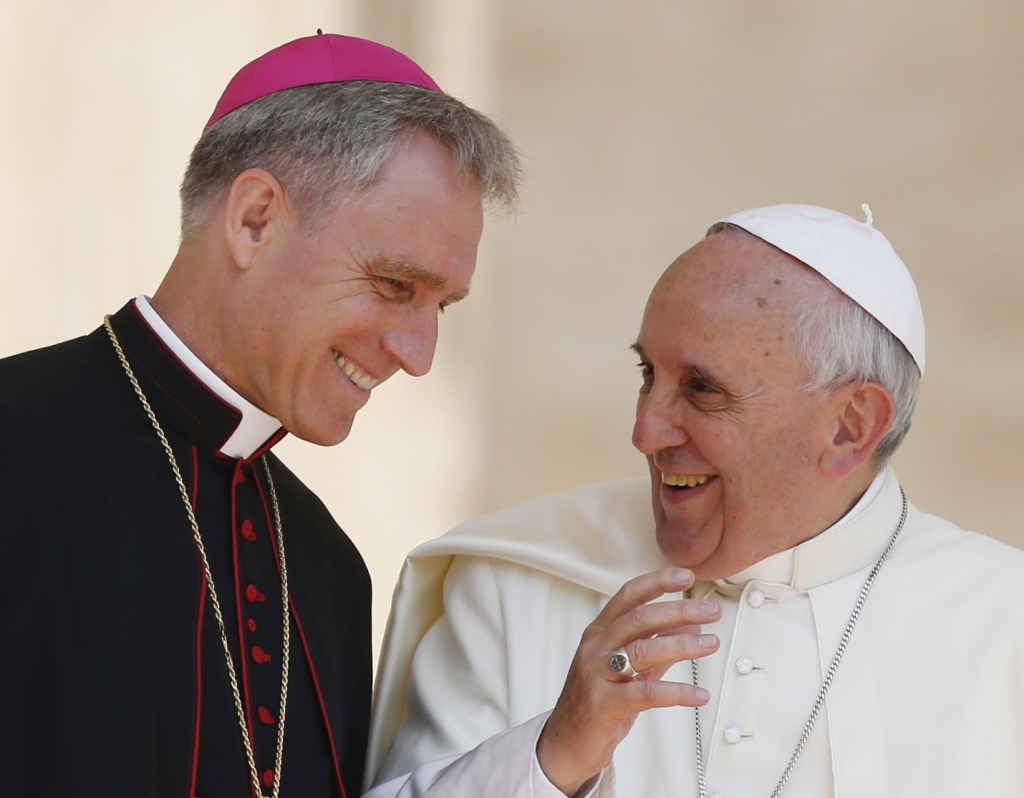 Mgr. Gänswein opnieuw: “Benedictus heeft nooit het boek&nbsp;gezien”