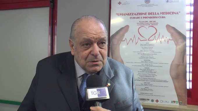 President van de Italiaanse Katholieke Medische Associatie: “Handcommunie is besmettelijker dan tongcommunie”