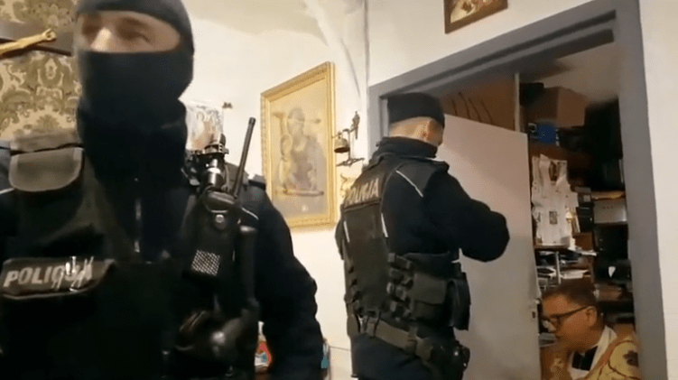 Politie arresteert priester in Polen; priester uit Wales gaat ‘liever naar de cel’ dan zijn gelovigen nog de sacramenten te&nbsp;ontzeggen