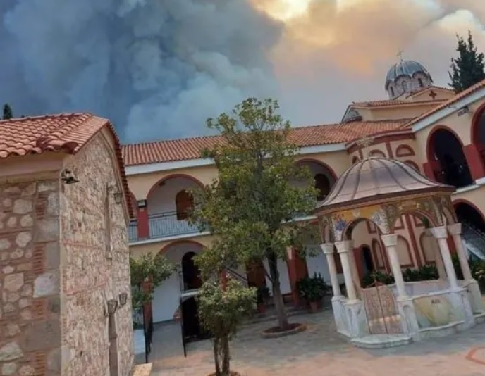Hand van God stopt bosbrand aan klooster van St. David in Evia,&nbsp;Griekenland