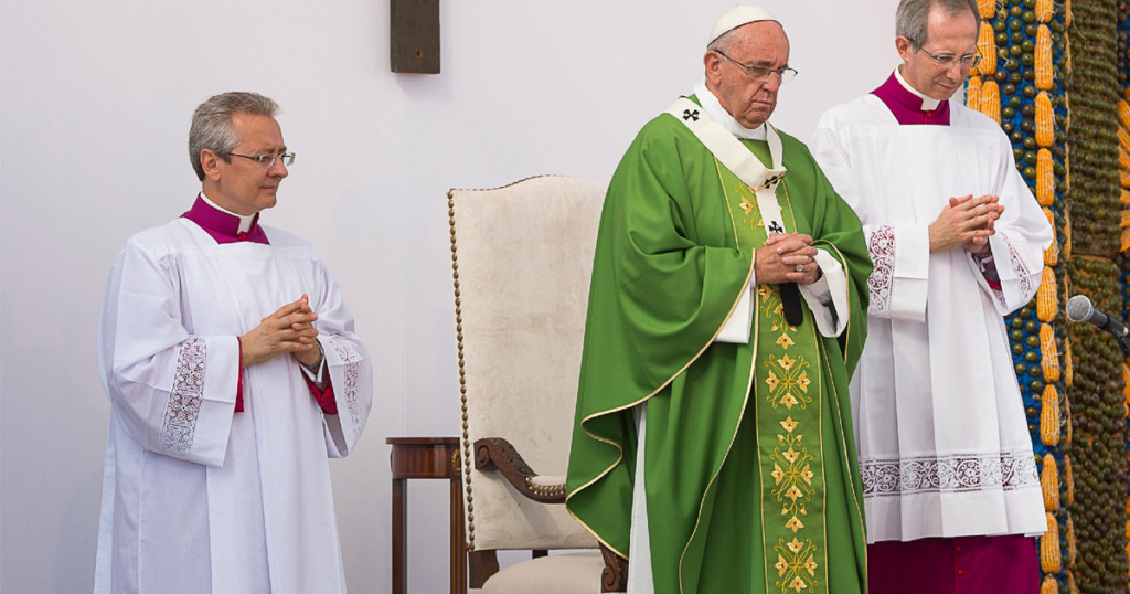 Conservatieve pauselijke ceremoniemeester Guido Marini vervangen door ‘zeer moderne’ Diego Giovanni&nbsp;Ravelli