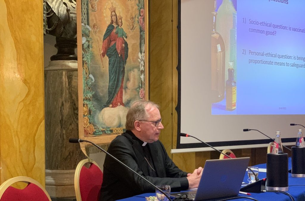 Kardinaal Eijk op conferentie van Voice of the Family: met abortus bezoedeld Covid-19 vaccin nemen “is morele verplichting”