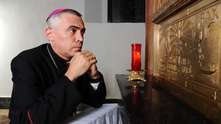 Bisschop die gewetensbezwaar tegen Covid-vaccinatie verdedigde, door Bergoglio&nbsp;verwijderd