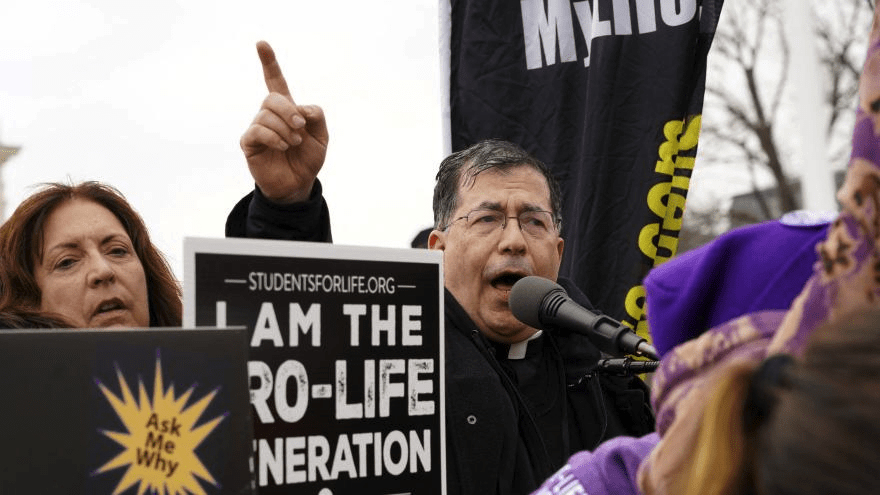 E.H. Frank Pavone: ‘Ze willen mij excommuniceren’