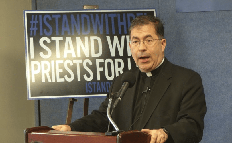 Vader Pavone beschuldigt zijn bisschop van ‘voortdurende leugens’