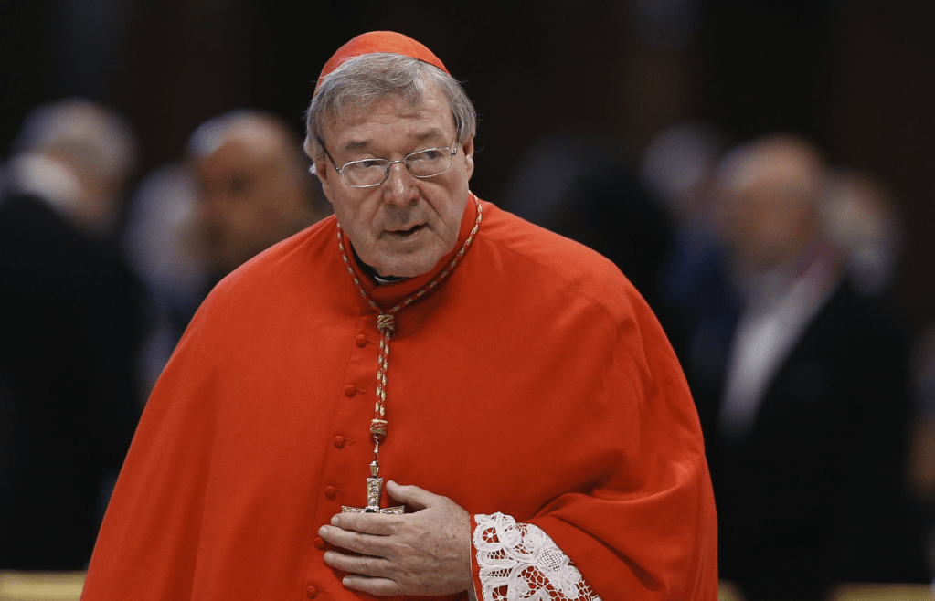 R.I.P. Kardinaal Pell, de auteur van de 2022 memo met zware kritiek op “de catastrofe” Bergoglio